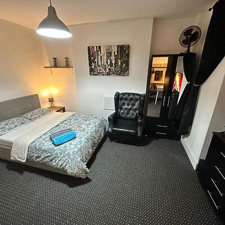 Whitechapel Station Rooms R1 London Eksteriør bilde