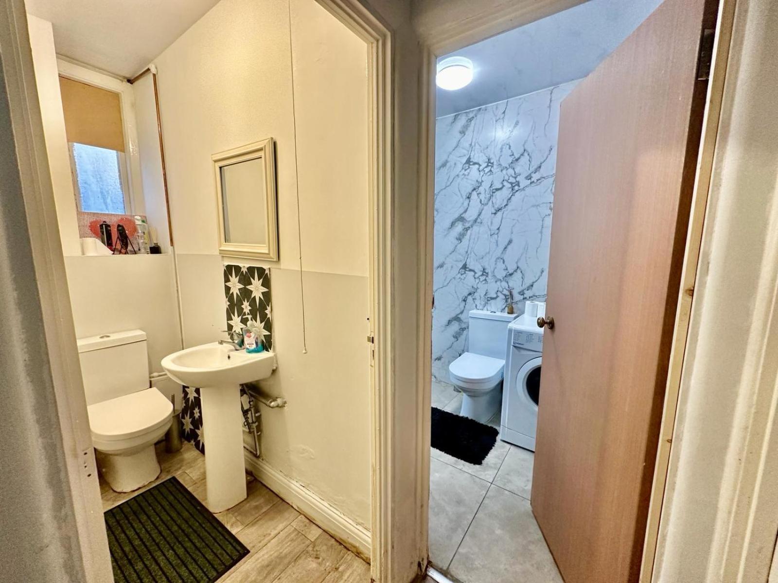 Whitechapel Station Rooms R1 London Eksteriør bilde