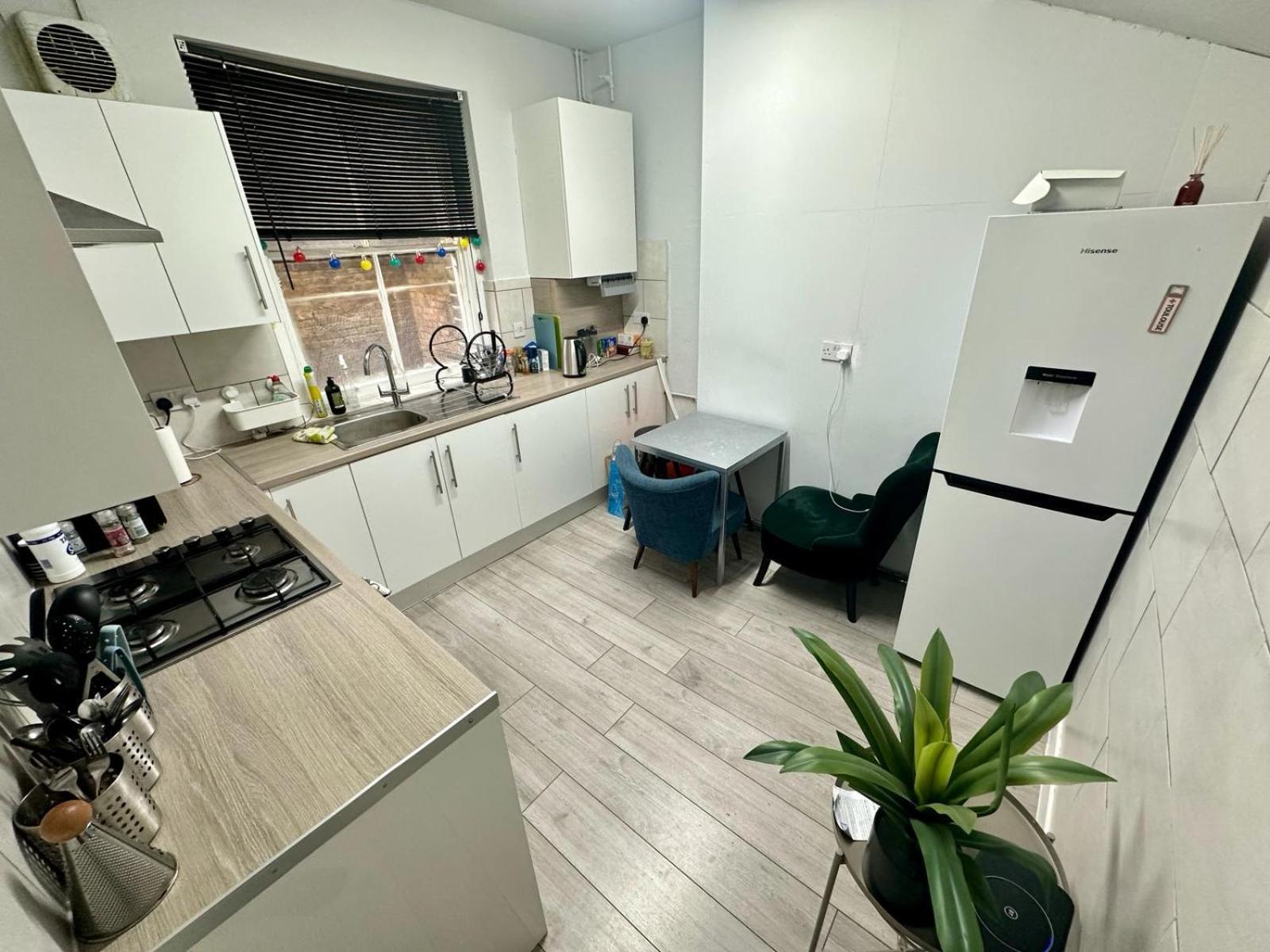 Whitechapel Station Rooms R1 London Eksteriør bilde