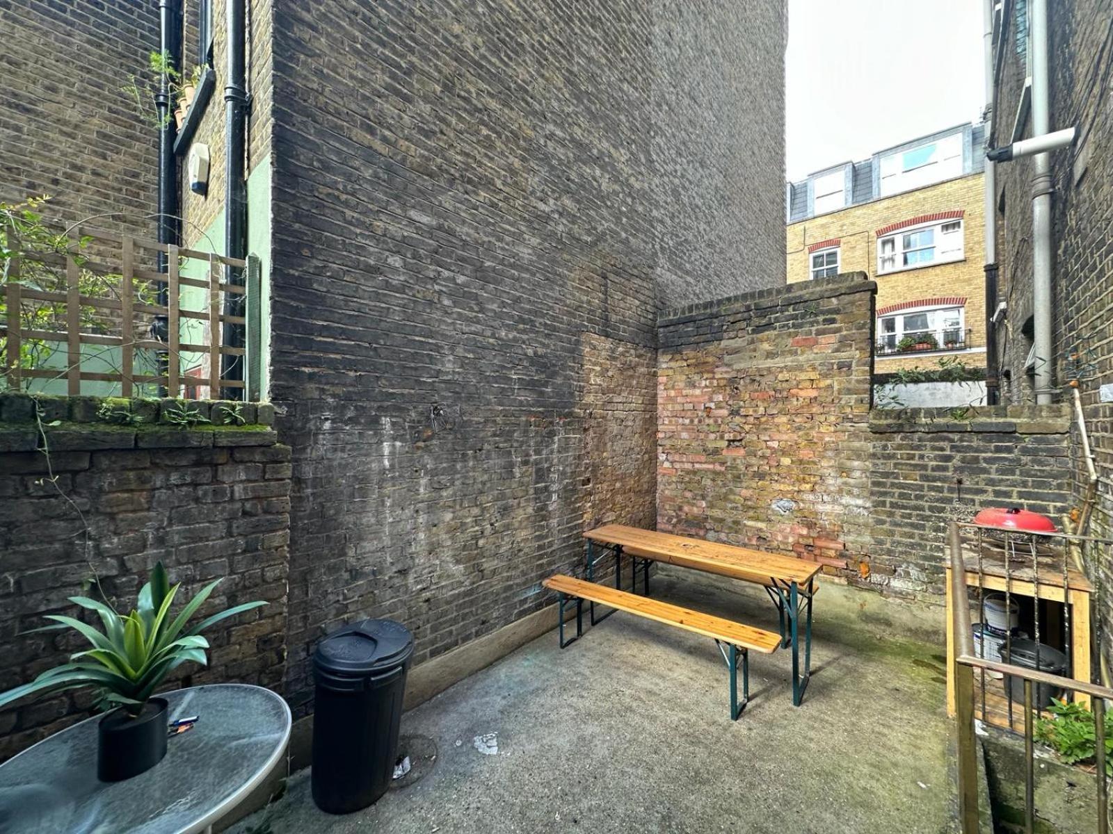 Whitechapel Station Rooms R1 London Eksteriør bilde